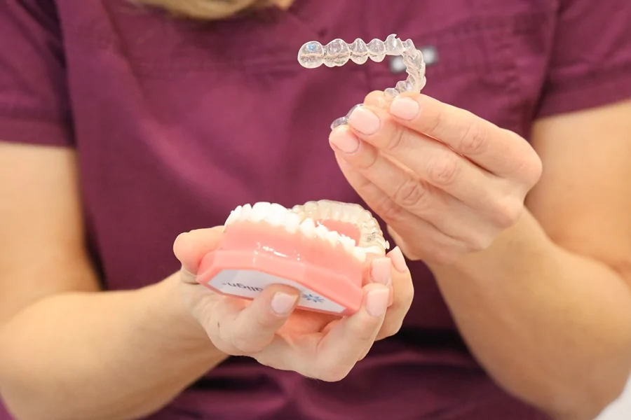 How Invisalign Facilitates Better Oral Hygiene Compared to Traditional Fixed Braces